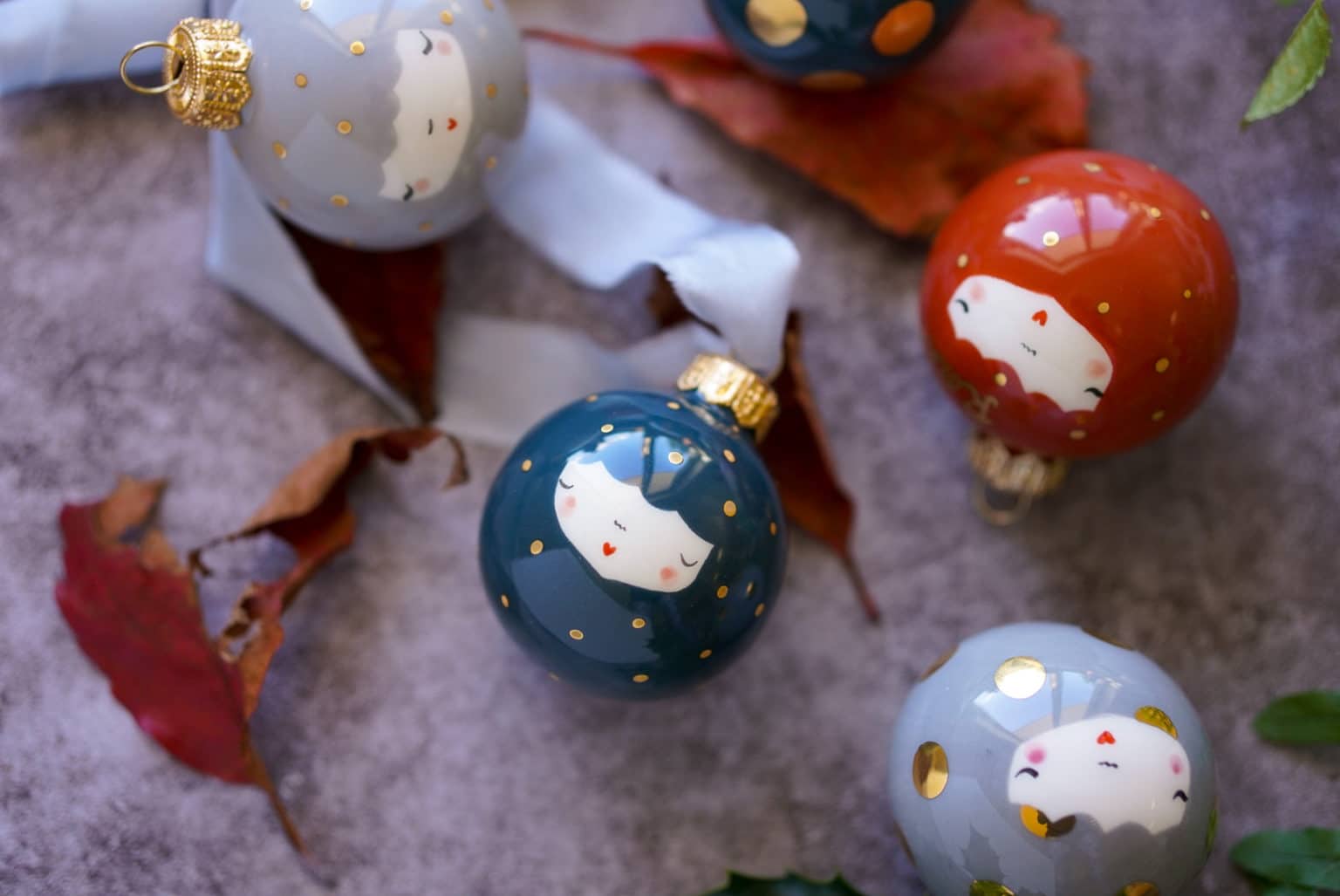 La Boule de Noël en Céramique : Un Symbole Traditionnel Réinventé pour 2024