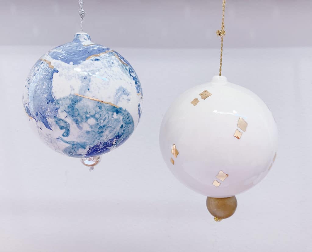 Boule en céramique blanche étoiles or - Noël Boréal